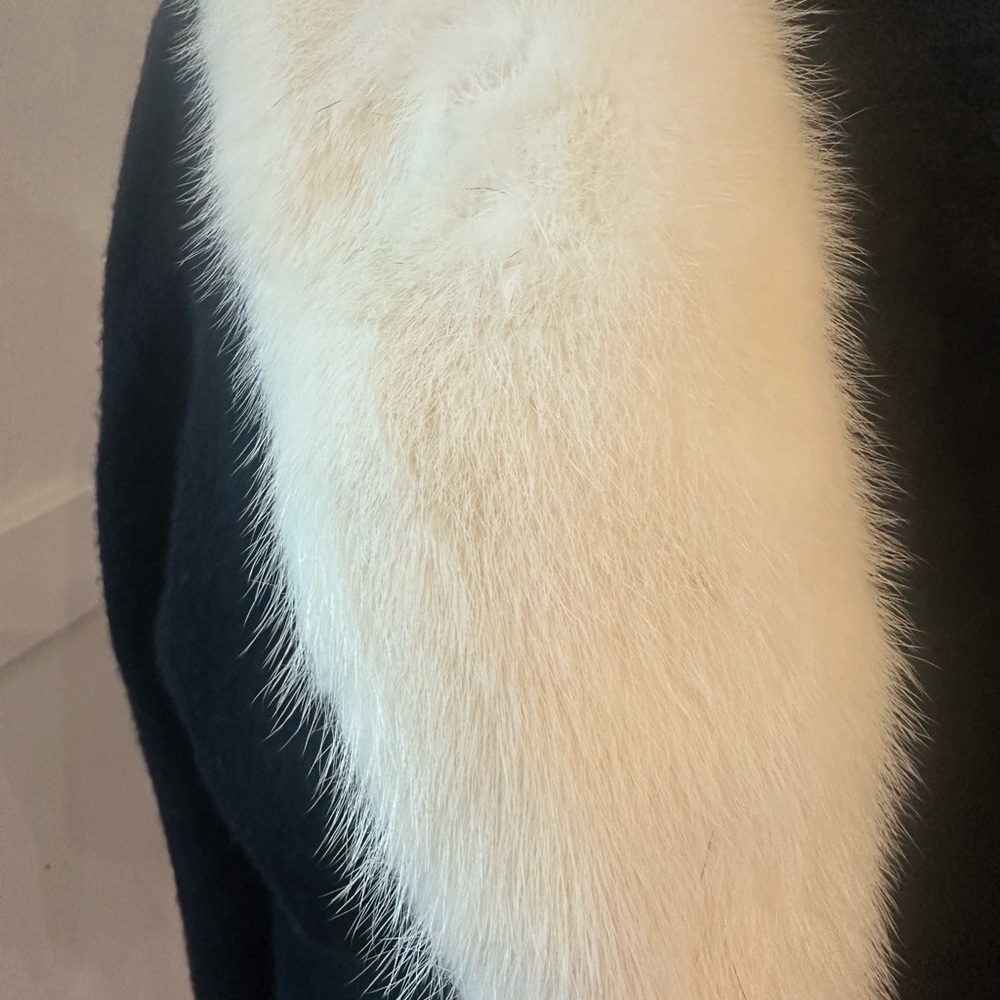Elegant Black Cardigan with Cream Collar - Picture 4 of 10